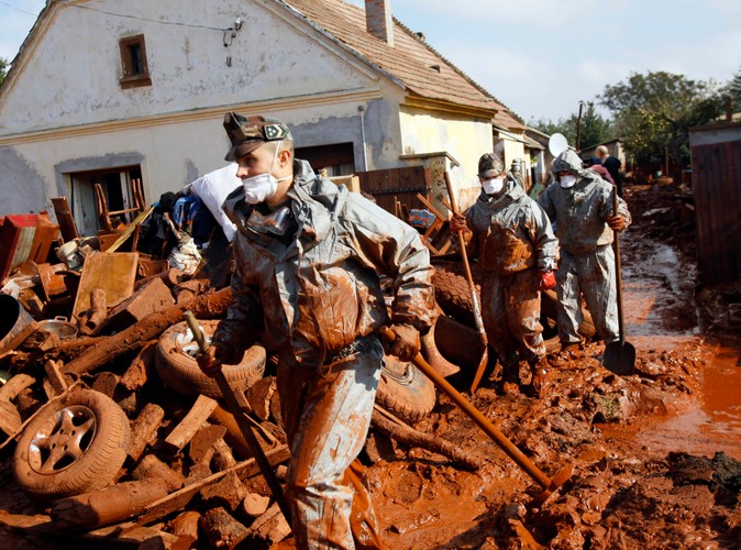 Czerwony szlam zalewa Węgry