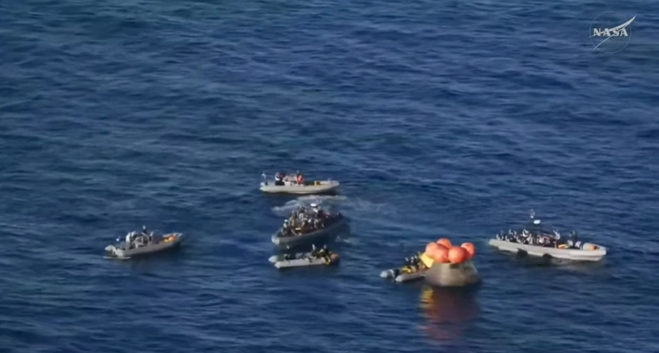 Čamci za spasavanje prilaze članovima tima  "Artemis II"