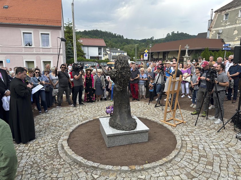 Odsłonięcie pomnika Violetty Villas w Lewinie Kłodzkim.