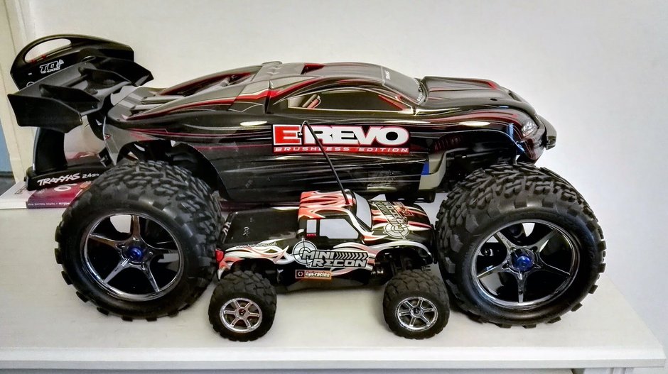 Porownanie wielkości aut: Traxxas e-revo 1:10 vs. HPI mini recon 1:18