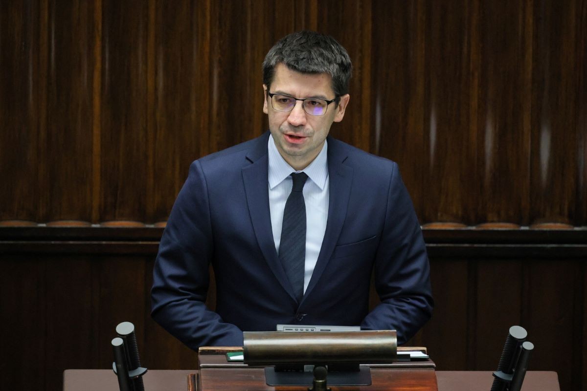 Mariusz Haładyj podczas przemówienia z mównicy sejmowej