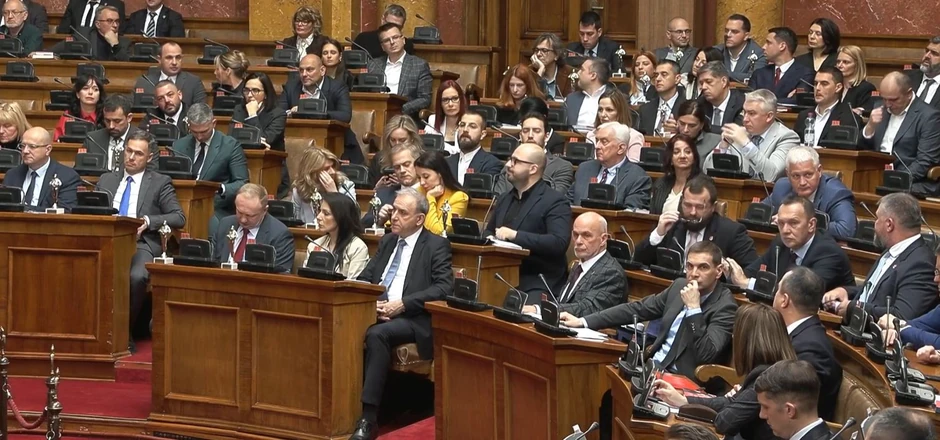 Poslanici opozicije tvrde da je povređen poslovnik kada je odložen nastavak konstitutivne sednice