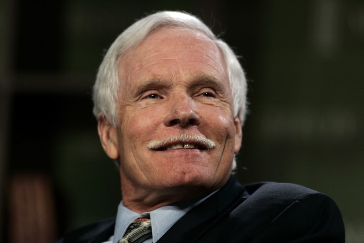 <b>13. Ted Turner - przekazał na cele charytatywne 1,5 mld dolarów</b><br>
Medialny magnat w 1998 roku obiecał dać miliard dolarów na cele realizowane przez ONZ. Do tej pory z tej kwoty przekazał już 916 mln dolarów.