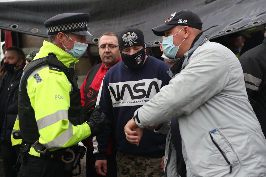 Kierowcy, którzy utknęli w Dover rozmawiają z policją po tym, jak Francja ogłosiła, że od przekraczających granicę będzie wymagała negatywnego testu na koronawirusa, 23 grudnia