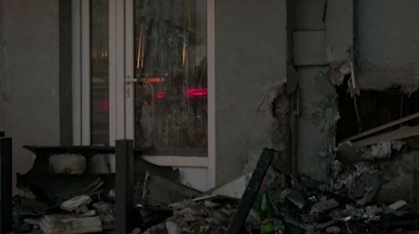 Automobil uleteo u zgradu u Zemunu 