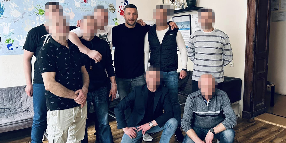 Lukas Podolski podczas specjalnego spotkania z byłymi więźniami. 