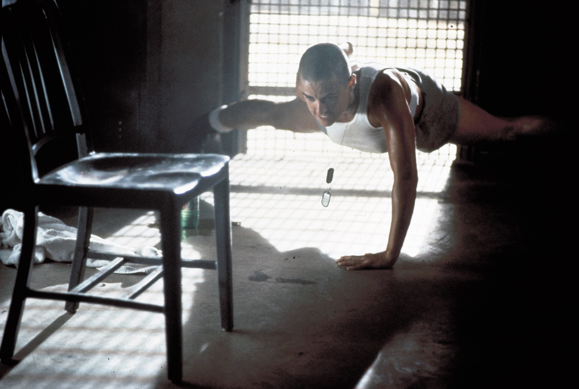 Demi Moore s vyholenou hlavou vo filme G. I. Jane