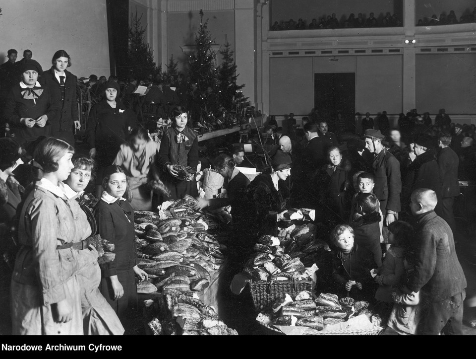 Boże Narodzenie w II RP. Jak świętowali nasi przodkowie? (Na zdjęciu: rozdawanie pieczywa podczas wigilii dla bezrobotnych w 1926 r. w Warszawie)