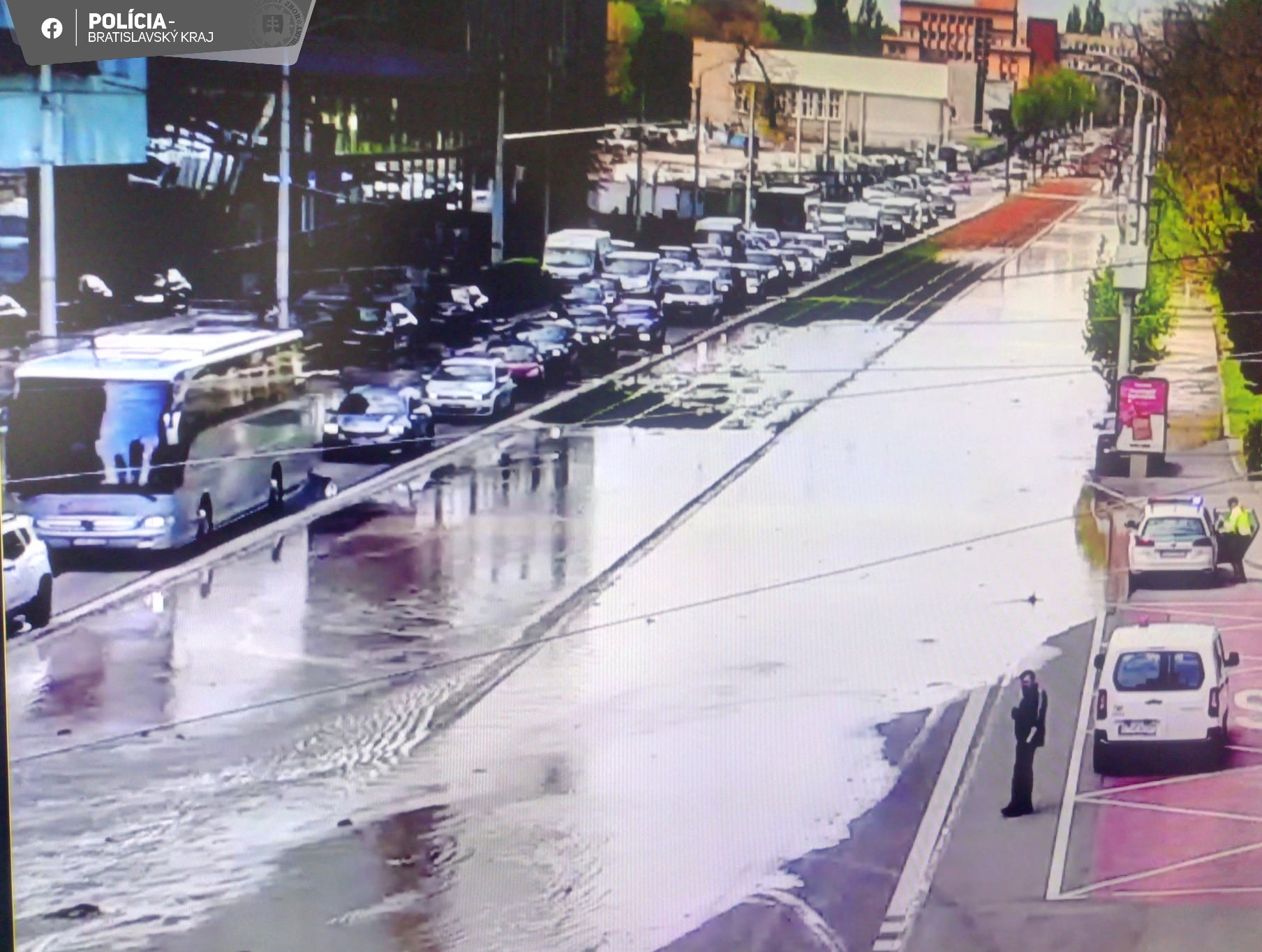 Premávka je usmerňovaná policajnými hliadkami.