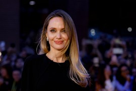 Anđelina Džoli RASPAMETILA RIM U ŠIK HALJINI koja slavi svu lepotu njene BOŽANSKE FIGURE: Čarobno lepa toaleta oduzima dah, a tako je jednostavna i nenametljiva