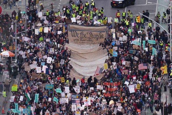 EVOPA I AMERIKA SE UJEDINILE PROTIV TRAMPA! Pokret "Bez kraljeva" predvodi MILIONE ljudi na ulicama, BES raste: "Ovo nije normalno!" (FOTO)