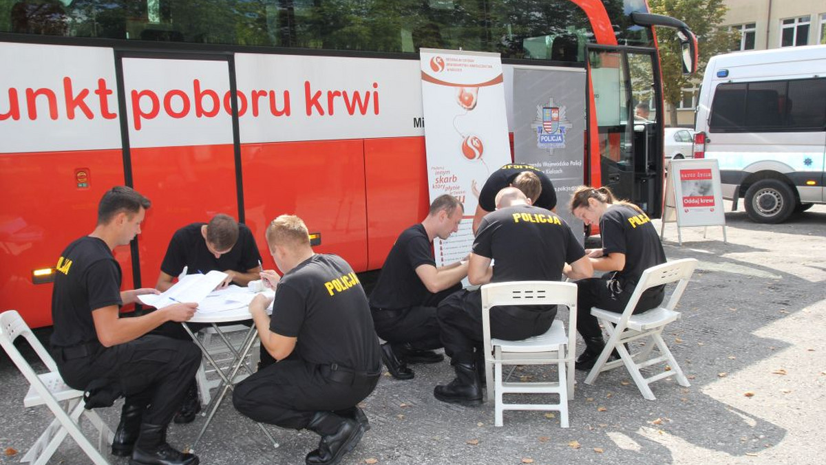 Już po raz trzeci w tym roku, świętokrzyscy policjanci chętnie włączyli się w akcję honorowego oddawania krwi. Tylko dzisiaj oddali jej blisko 11 litrów. W ten sposób funkcjonariusze zareagowali na apel o braku tego cennego leku w bazie Regionalnego Centrum Krwiodawstwa i Krwiolecznictwa w Kielcach.