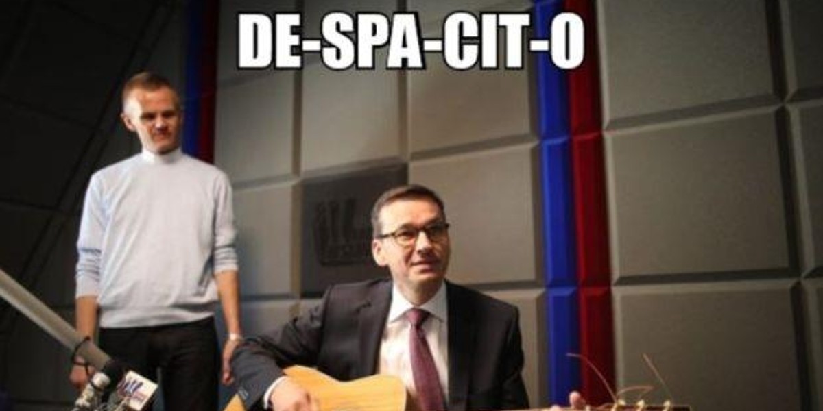 Pokazali Morawieckiego z gitarą. I zaczęło się, internet oszalał