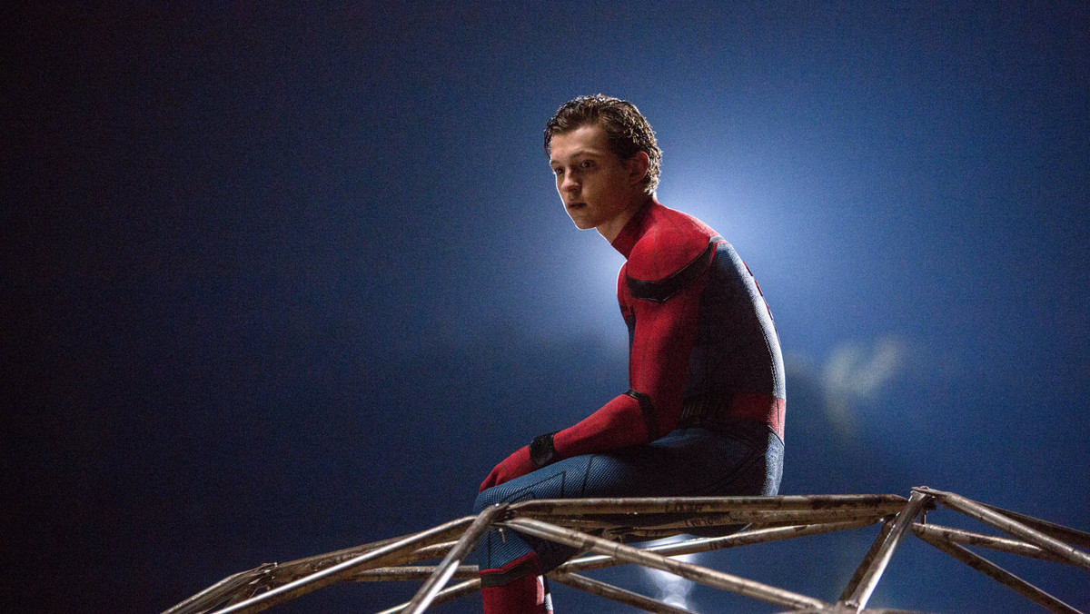 Chociaż postać Spider-Mana vel Peter Parker od zawsze była wpisana w marvelowski świat, to jednak kolejny film o tym bohaterze mógł wzbudzać pewien niepokój. Owszem, wprowadzenie go do "Kapitana Ameryki: Wojny bohaterów" było udane, jednak samodzielna odsłona, przy tylu poprzednich i stosunkowo niedawnych, już takiego entuzjazmu nie wywoływała. Tymczasem "Spider-Man: Homecoming" to jedna ze zdecydowanie bardziej udanych realizacji ze świata Avengers.