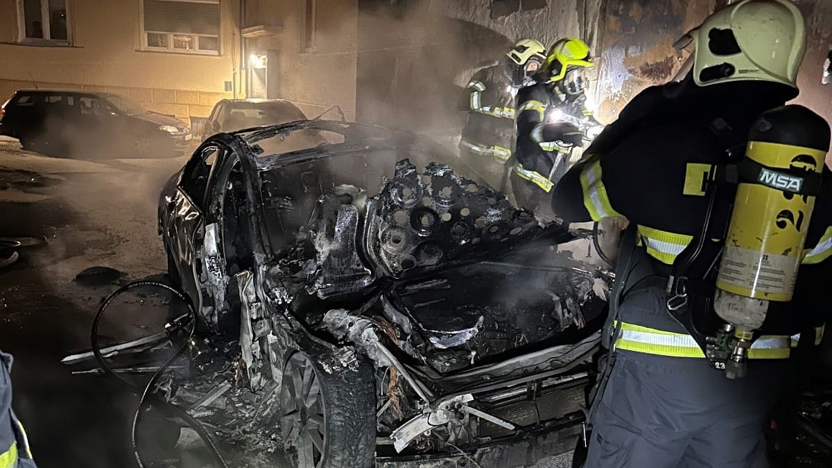 Požiar vo vnútrobloku v Bratislave