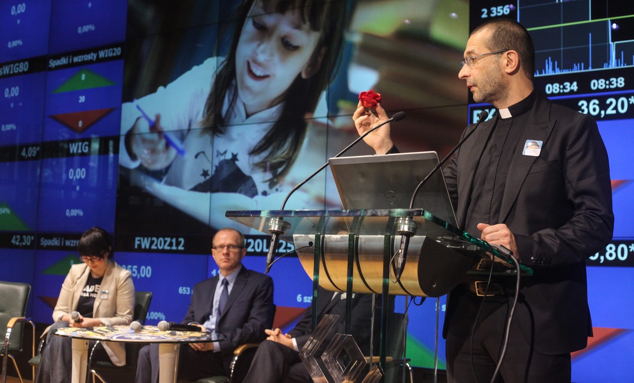 Warszawa, 6.11.2012. Prezes GPW Ludwik Sobolewski  i ks. Jan Stryczek w trakcie otwarcia sesji giełdowej z udziałem dzieci z Akademii Przyszłości