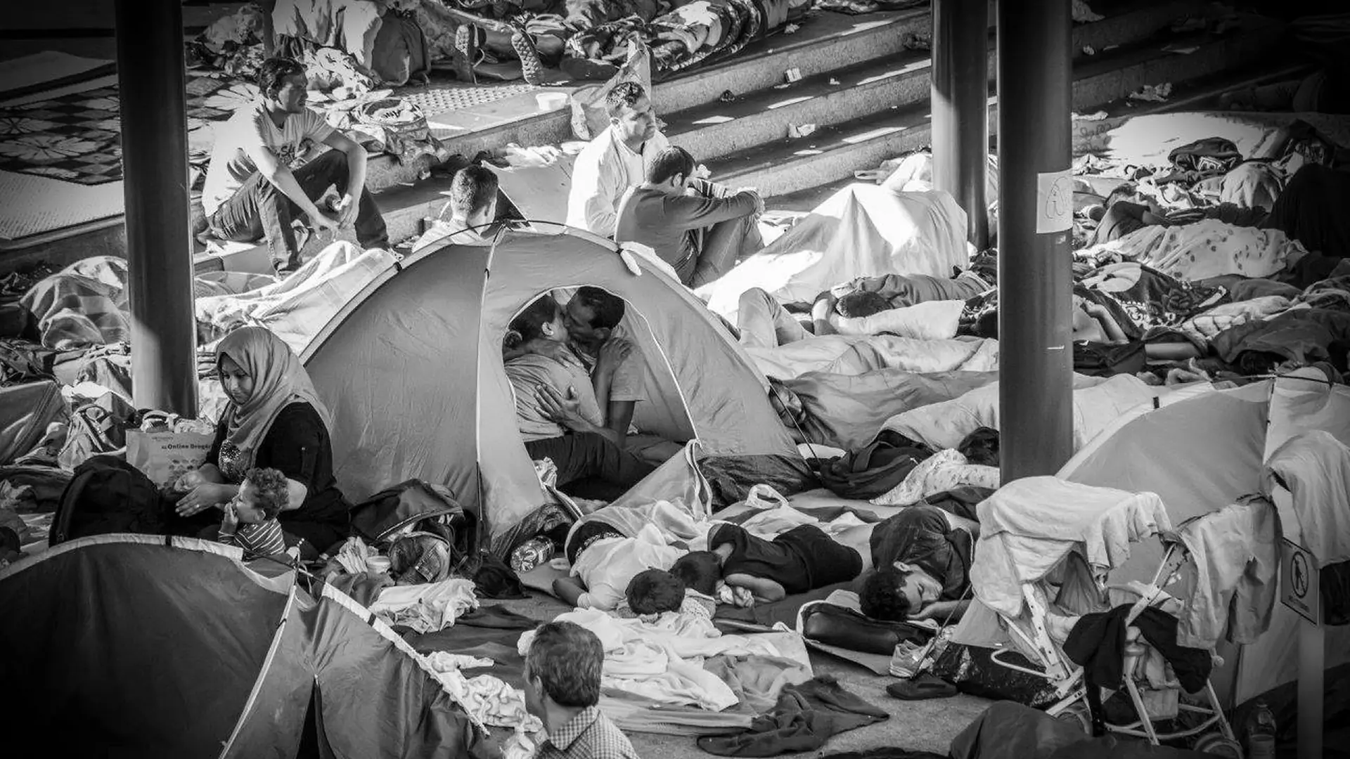 Poruszający moment uchwycony w kadrze. To 1 zdjęcie z obozu uchodźców naprawdę wyraża więcej niż 1000 słów