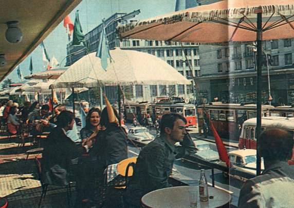 "Z górnego tarasu kawiarni CDT przyjemnie spoglądać na ruchliwe Aleje Jerozolimskie..." - zdjęcie pochodzi z tygodnika Stolica nr 25 (1019) 18.06.1967