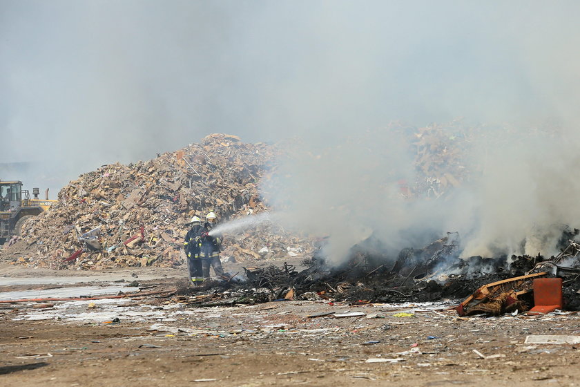 Ogromny pożar w Ostrowie. Płonie składowisko odpadów