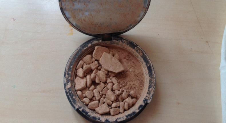 Broken powder (Girl versus makeup)