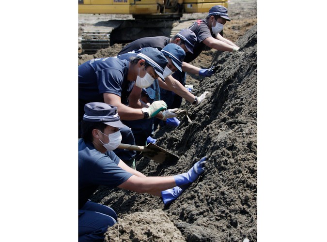 Ratownicy przeszukują ruiny szkoły w Ishinomaki