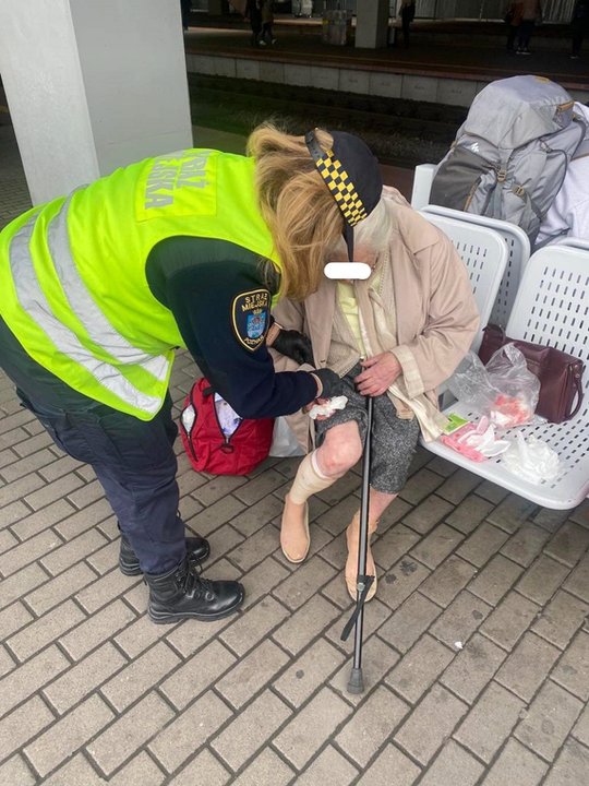 Pomocy seniorce udzielili strażnicy miejscy fot. straż miejska 