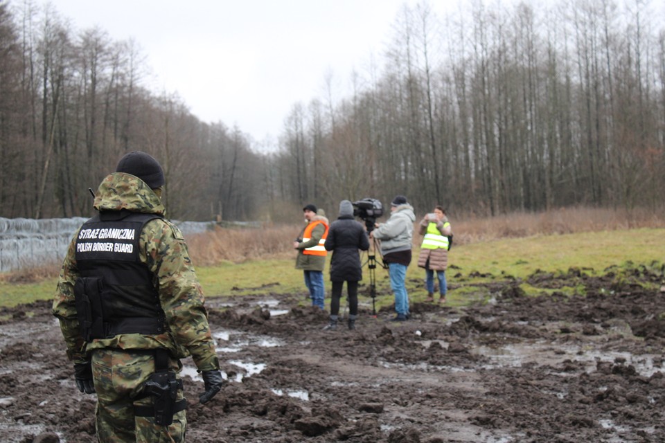 Dziennikarze przed dawnym obozowiskiem migrantów w Usnarzu Górnym, strefa zamknięta w woj. podlaskim, 16.10.2021. 