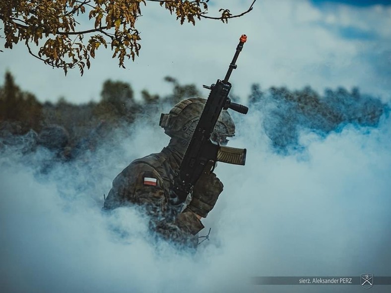 Polski żołnierz z karabinkiem MSBS Grot C16A1 w trakcie szkolenia Field Experimentation Exercise 24.