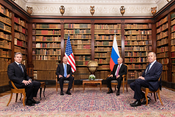 Dyplomatyczne spotkanie w Genewie w 2021 r. Od lewej: sekretarz stanu USA Antony Blinken, prezydent USA Joe Biden, prezydent Rosji Władimir Putin i szef rosyjskiej dyplomacji Siergiej Ławrow