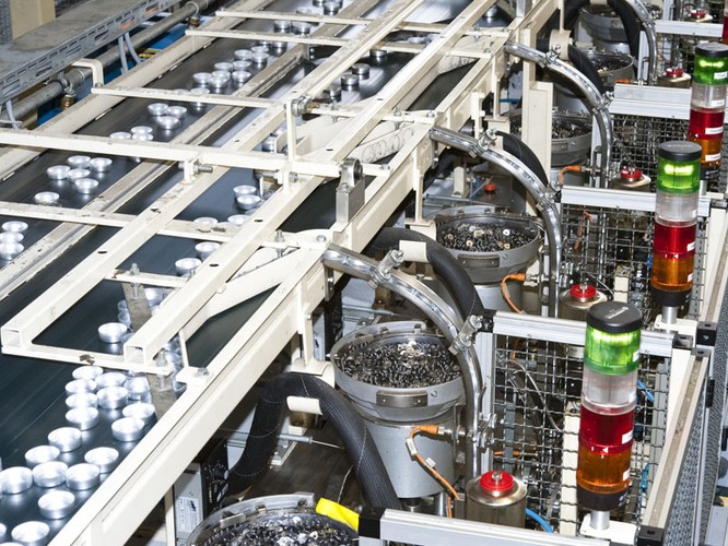 Przełomowa okazała się połowa lat 90., gdy do Polski weszły pierwsze sieci sklepowe. 