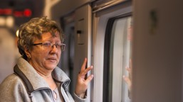 zniżki na przejazdy pociągami dla seniorów. jak podróżować taniej i uniknąć mandatu?