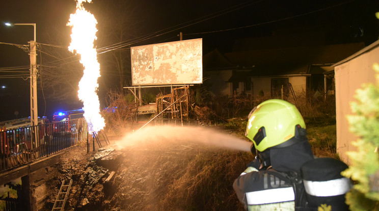 Fáklyaként égett egy gázcsonk Ürömön /Fotó: Fővárosi Katasztrófavédelem