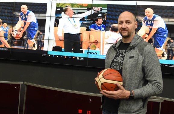 Ne može bez košarkaške lopte: Dino Rađa