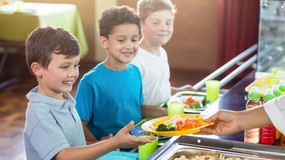 Darmowe obiady dla uczniów? „Solidarność” ostrzega przed kosztami choćby 15 mld zł rocznie