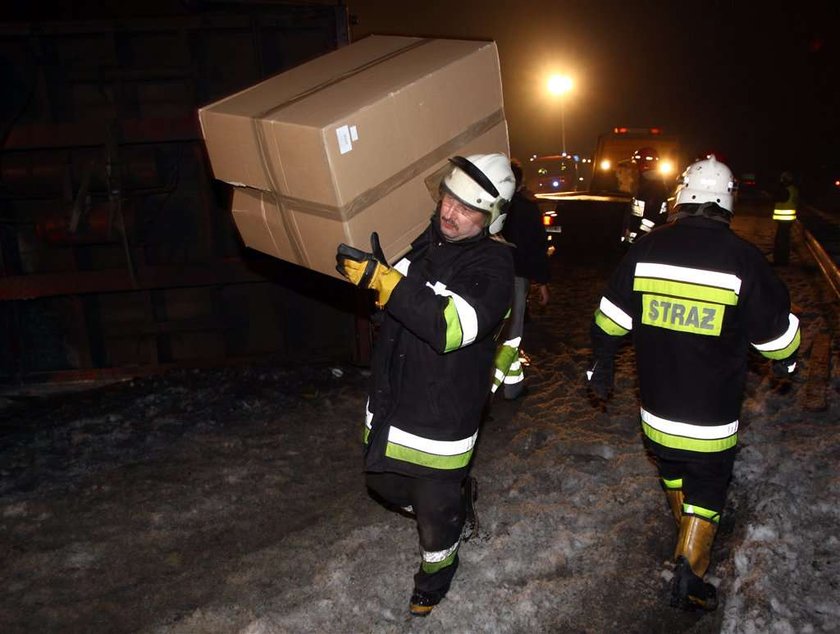 Tir wywrócił się na A4. Potężne korki! Kilka godzin była zakorkowana A4 po tym, jak kilometr od bramek na odcinku Katowice-Kraków do rowu wpadł tir. Dopiero ciężki sprzęt specjalistyczny zdołał postawić kolosa na kołach