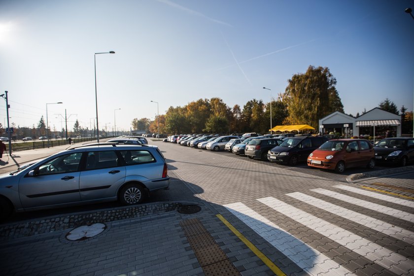 Zabrali parking kierowcom, żeby zrobić targowisko