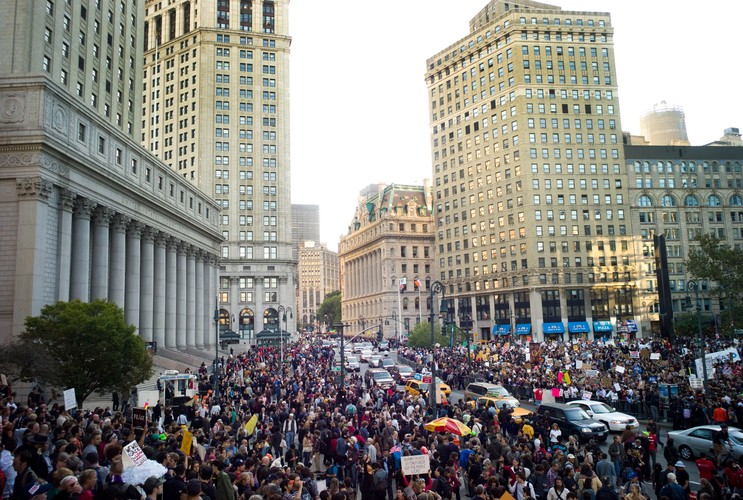 To właśnie to miejsce obrali sobie za cel protestów pierwsi aktywiści ruchu Occupy. 17 września 2011 roku rozpoczęły się demonstracje przeciwko rażącym nierównościom społecznym i ekonomicznym panującym na świecie.