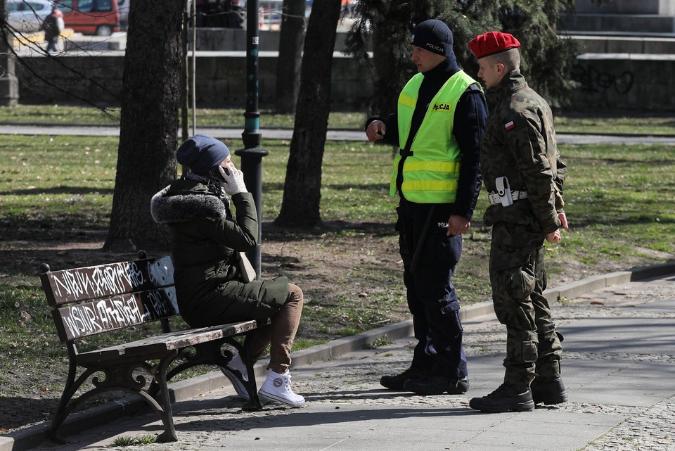 Policjanci i żołnierze kontrolują centrum Warszawy.