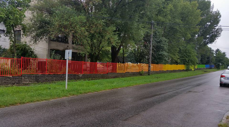 Sarkadi Attila jobbikos képviselő facebook oldalán tette közzé a veszélyesnek vélt tarka kerítés fotóját