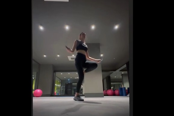 NAŠA PEVAČICA VEŽBA U SVOJOJ GIGANTSKOJ TERETANI, GOLA JE VODA! Trenira u cik zore i šalje inspirativne poruke: "Dušice, ustanite i uradite nešto" (VIDEO)