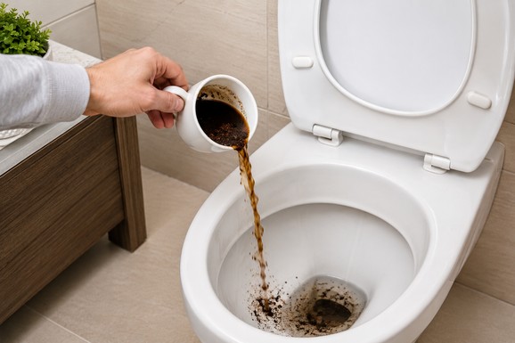 Sve više ljudi sipa talog od kafe u WC šolju: Ovaj jednostavan trik počeli su svi da koriste