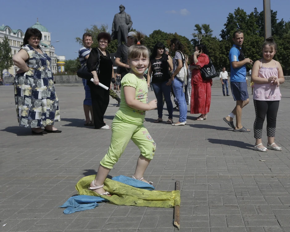 Devojčica iz Donjecka gazi ukrajinsku zastavu
