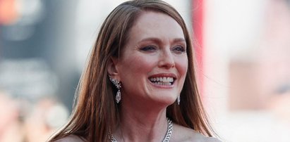 62-letnia Julianne Moore zachwyca w Wenecji. Epatuje głębokim dekoltem [ZDJĘCIA]