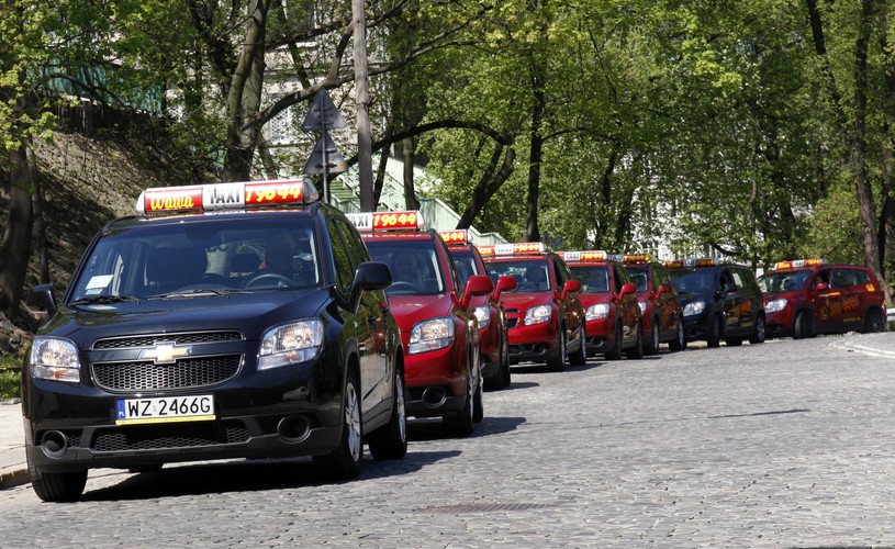 Z 'kogutem' TAXI krąży już po Warszawie kilkadziesiąt chevroletów orlando
