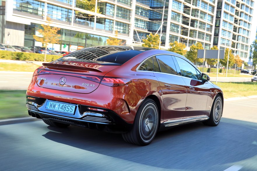 Testowy Mercedes-AMG EQE 43 4MATIC wyposażony był w mieszane ogumienie i 21-calowe felgi.