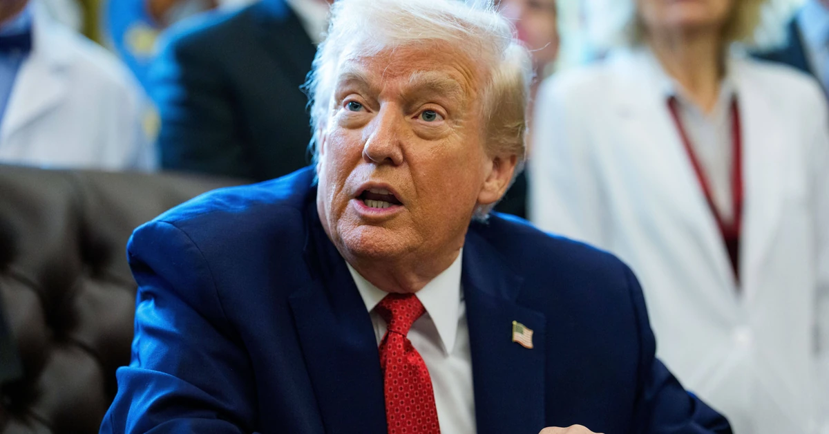 Trump nie słucha lekarzy. Tłumaczy, skąd ma siniaki na rękach