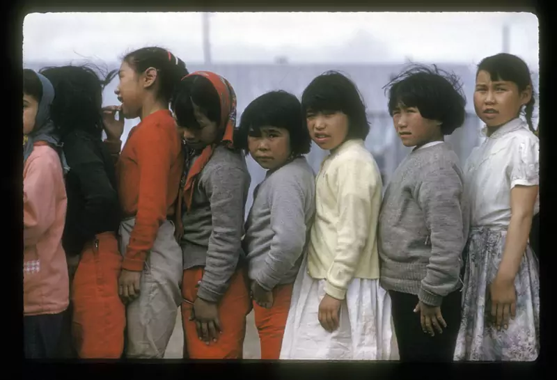 Inuickie dzieci stojące w szeregu