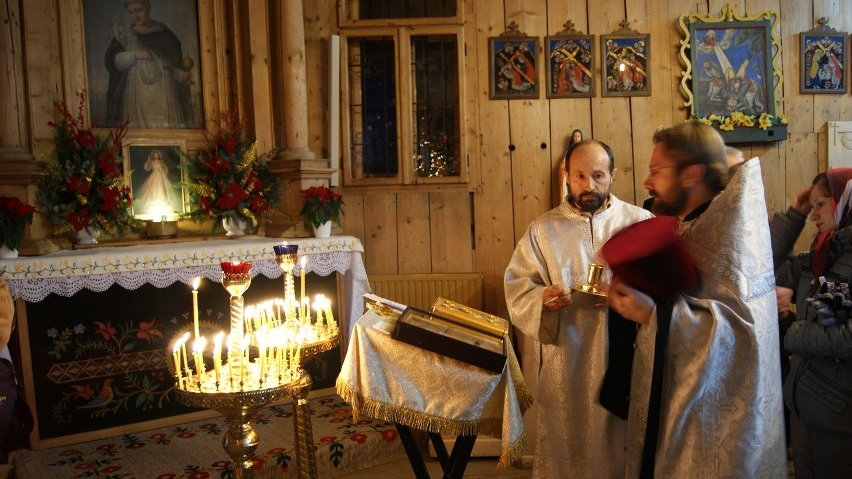 Ksiądz prawosławny Jarosław Iwaniuk odprawia nabożeństwo w Zakopanem