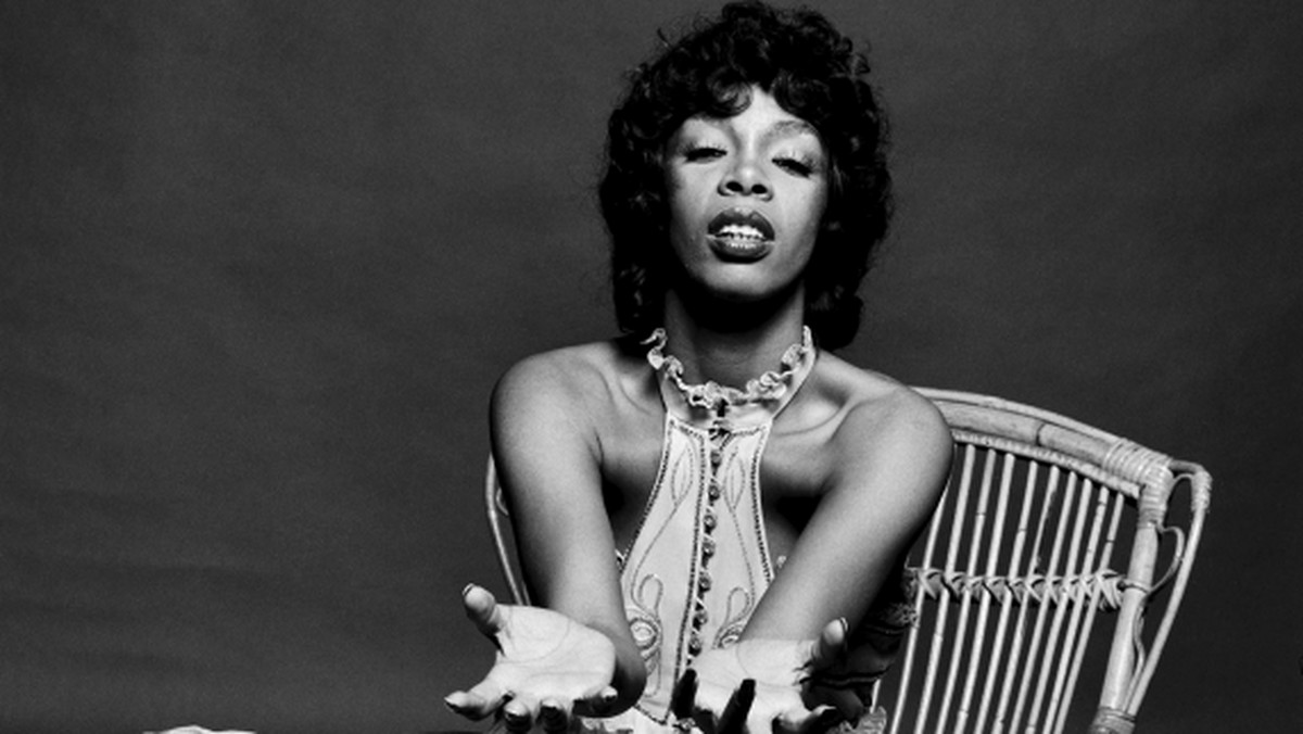 Donna Summer nie żyje. Gwiazda, nazywana królową disco zmarła w wieku 63 lat po długiej walce z rakiem. Donna Summer była autorką takich hitów lat 80. jak "Hot Stuff", "Bad Girls" czy "Last Dance" i pięciokrotną zdobywczynią nagrody Grammy. "Dzisiaj rano straciliśmy Donnę Summer Sudano, kobietę wielu cnót, z których największą była wiara" - napisała w specjalnym oświadczeniu rodzina wokalistki.