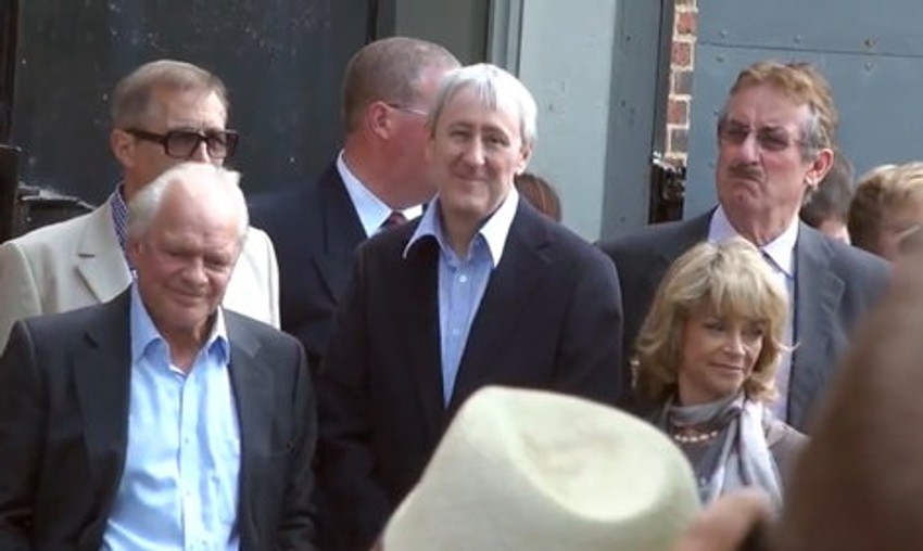 Ser Dejvid Džejson (Delboj), Nikolas Lindharst (Rodni), Sju Holdernes (Marlin) i Džon Čelis (Bojsi) na otkrivanju plave spomen ploče za autora serije Džona Salivena